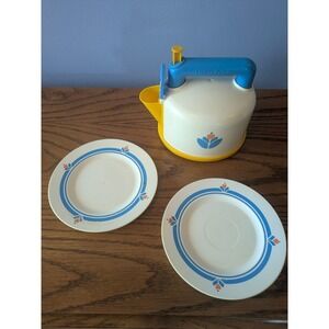 Vintage 1987 Fisher-Price Magic Tea Kettle Musical Teapot + 2 Plates 2113 Motif